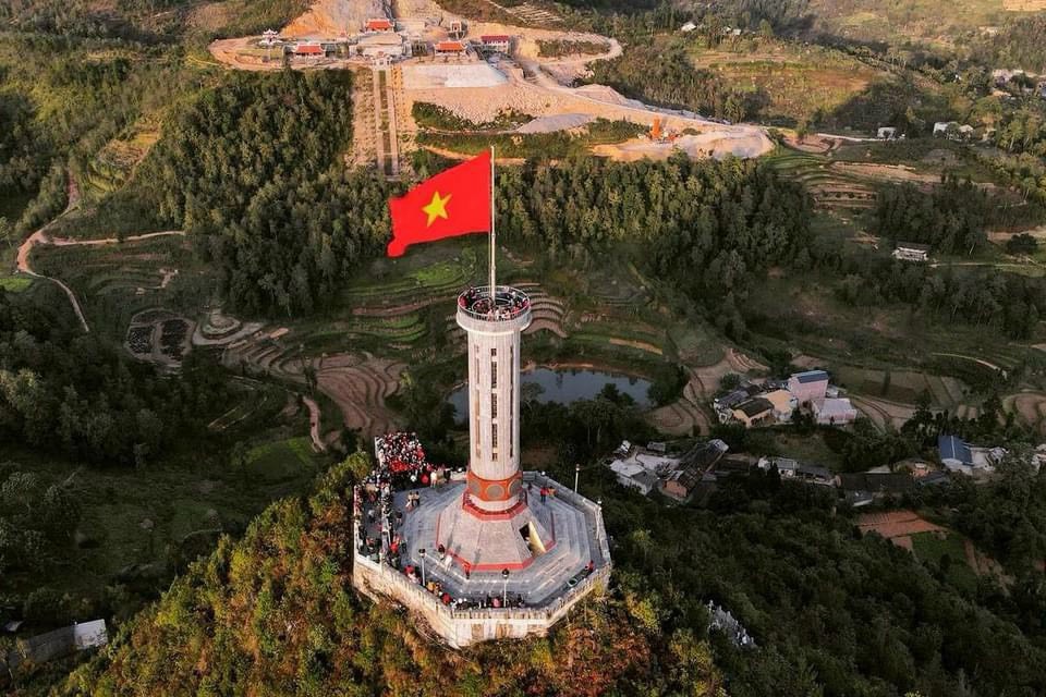 Visit Lung Cu Flagpole